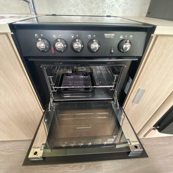 Thetchford-Gas-oven-and-3-gas-1-elec-hotplates-3.jpg